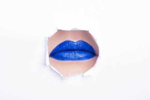 蓝嘴唇的女人 · 免费素材图片