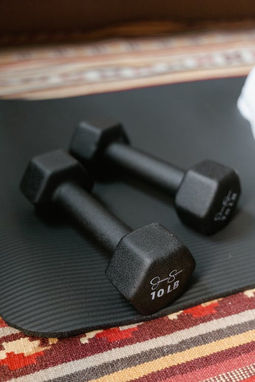 有关健身器材, 哑铃, 垂直拍摄的免费素材图片
