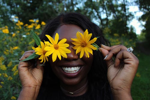 非洲裔美国老妇在公园里的花 · 免费素材图片
