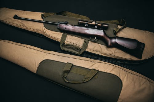 黑色步枪与范围和棕色演出袋 · 免费素材图片