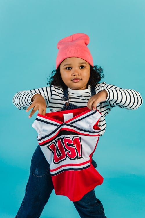 白色和黑色条纹长袖衬衫和红色针织帽的女人 · 免费素材图片