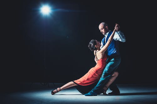 女人和男人在灯光下跳舞 · 免费素材图片