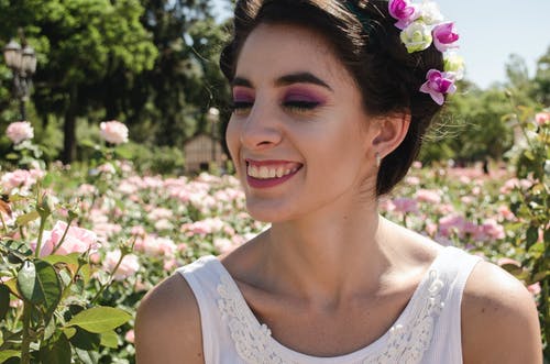 女士白色背心 · 免费素材图片