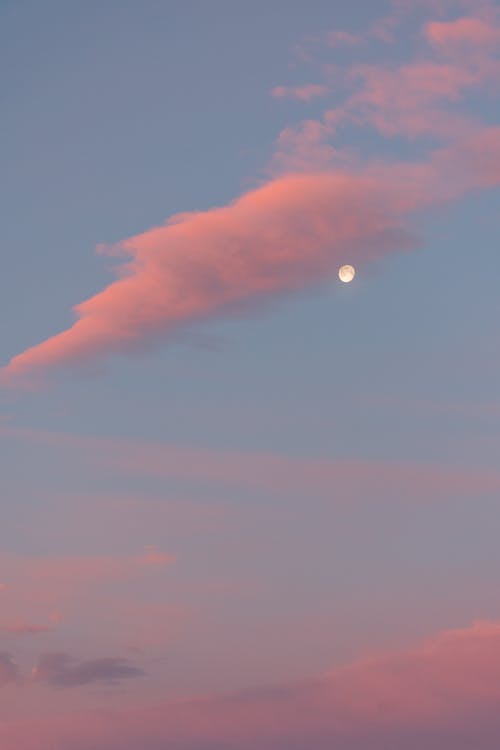 令人惊叹的夕阳的天空与月亮 · 免费素材图片