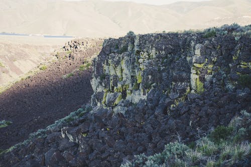 灰色和黑色的石崖 · 免费素材图片