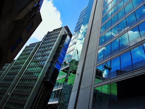 高层建筑的低角度摄影 · 免费素材图片