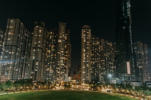在夜间照明的高层建筑 · 免费素材图片