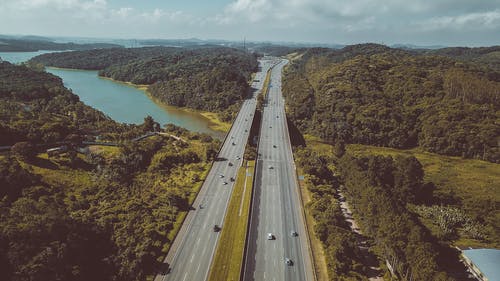 蓝蓝的天空下道路上的车辆 · 免费素材图片