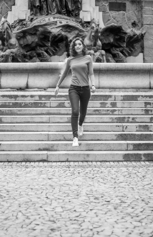 有关单色, 垂直拍摄, 女人的免费素材图片