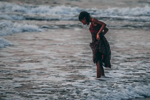 站在海边的女孩 · 免费素材图片