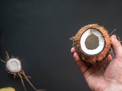 人控股打开椰子 · 免费素材图片