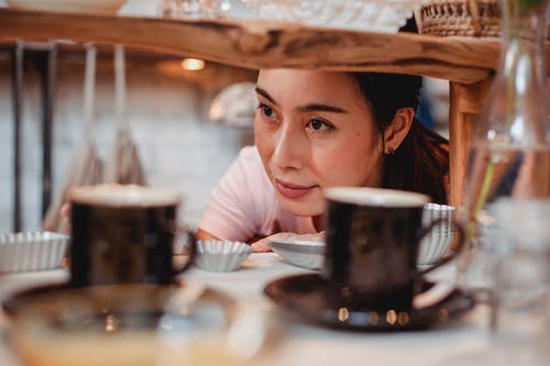 在店里的茶对附近播种亚裔女子 · 免费素材图片