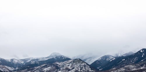 白云下的雪山 · 免费素材图片