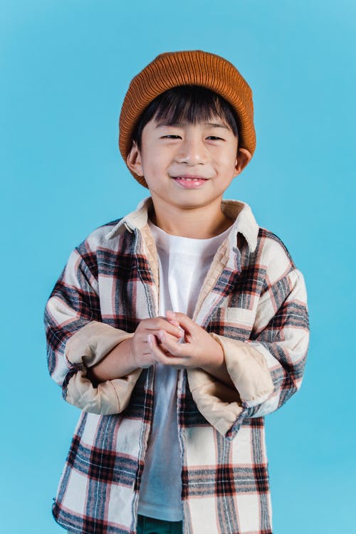 棕色软呢帽和格子纽扣衬衫的男孩 · 免费素材图片