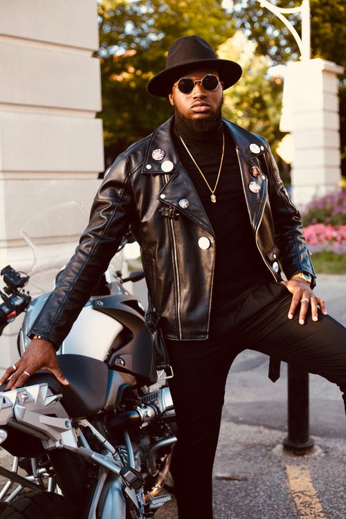 自信时尚的黑人男子站在街上摩托车附近 · 免费素材图片