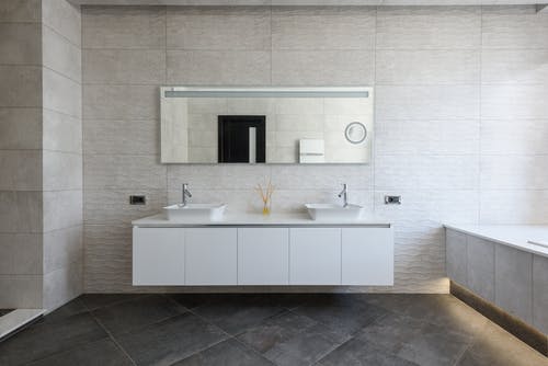 现代简约的盥洗室 · 免费素材图片