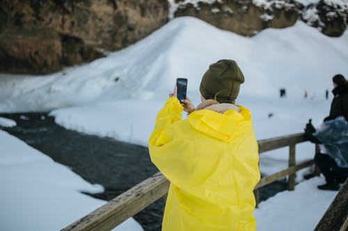 有关（顶部有小羊毛球的）羊毛帽子, 3C用品, 冬季的免费素材图片