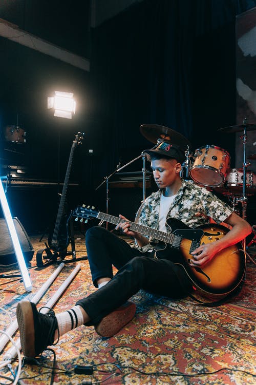 有关人, 吉他手, 地板的免费素材图片