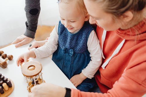 有关坐, 垂直拍摄, 大腿的免费素材图片