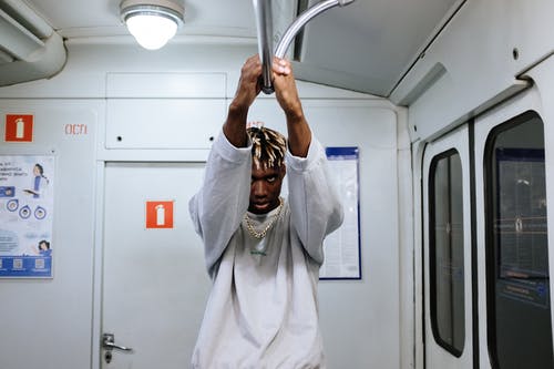 拿着不锈钢棒的白色长袍的男人 · 免费素材图片