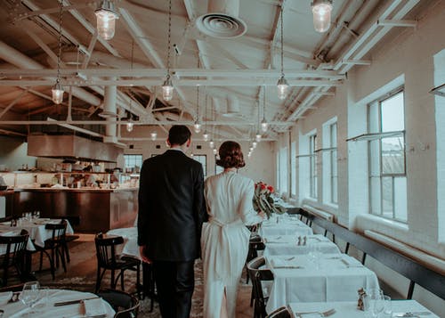 新婚夫妇在空荡荡的餐厅走 · 免费素材图片