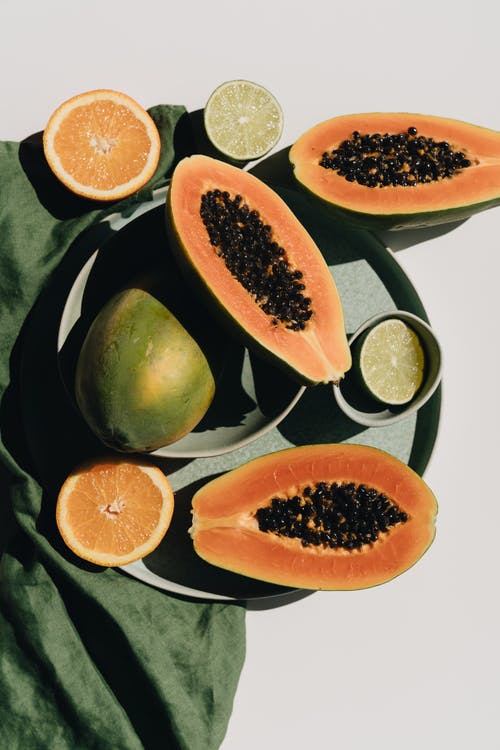 新鲜木瓜和柑橘类水果的美味组成 · 免费素材图片