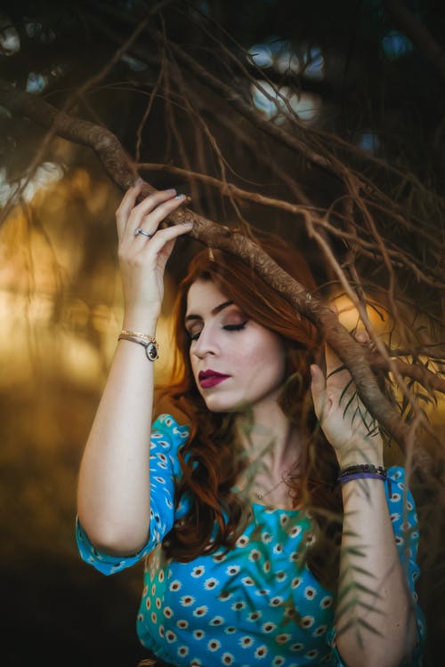 女人站在树下 · 免费素材图片