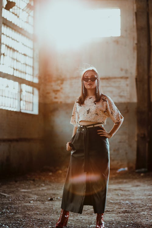 花卉作物上衣和长裙的女人 · 免费素材图片