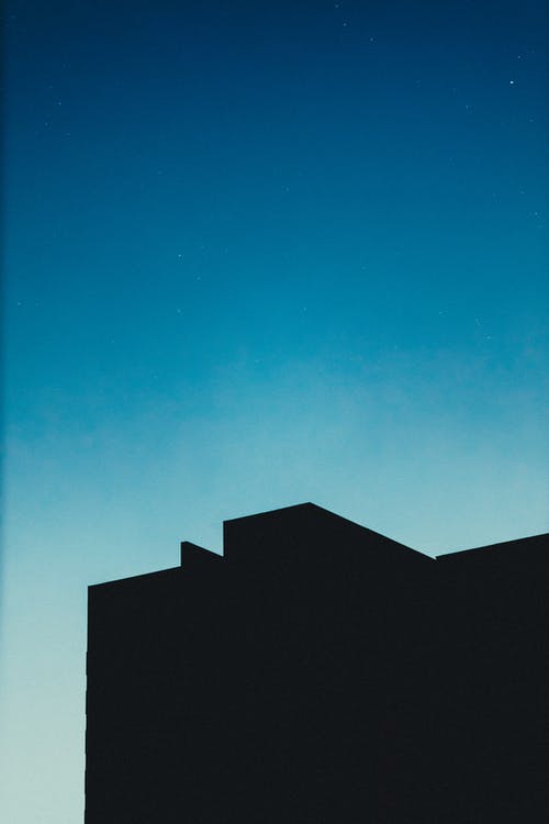 蓝色的夜空对现代住宅的轮廓 · 免费素材图片