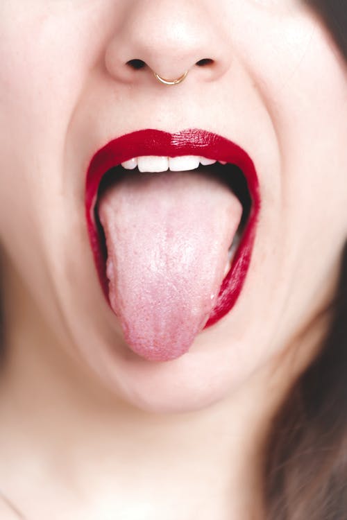 女人显示她的舌头的照片 · 免费素材图片