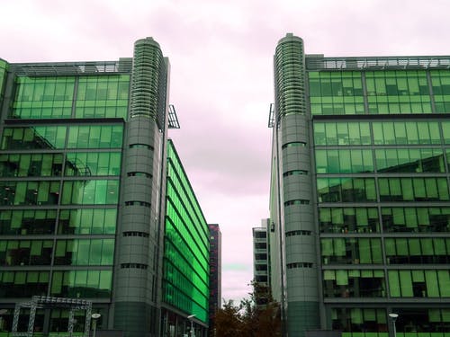 绿色玻璃建筑 · 免费素材图片