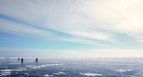 五人在冰原上的照片 · 免费素材图片