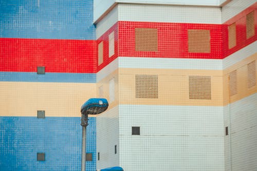 白色，红色和棕色混凝土建筑 · 免费素材图片