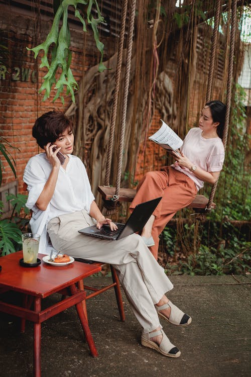 沉思的亚裔妇女在咖啡馆的露台上花费时间 · 免费素材图片