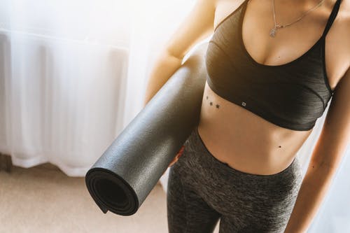 黑色运动胸罩的灰色紧身裤，携带瑜伽垫的女人 · 免费素材图片