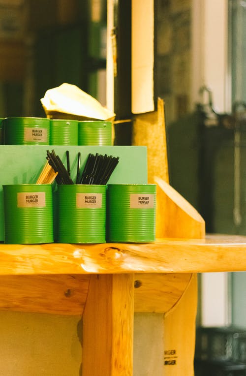桌上的六个绿色锡罐容器 · 免费素材图片