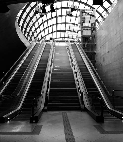 自动扶梯的灰度照片 · 免费素材图片