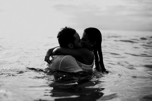 男人和女人在一起在水体上接吻 · 免费素材图片