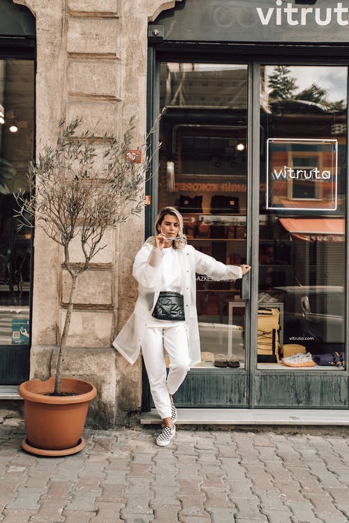 有关休闲, 全身, 双腿交叉的免费素材图片