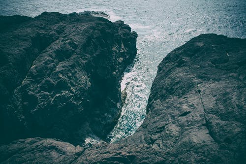 悬崖悬崖上的鸟瞰图 · 免费素材图片