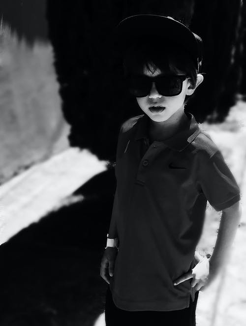 男孩穿着马球衬衫和太阳镜的灰度摄影 · 免费素材图片