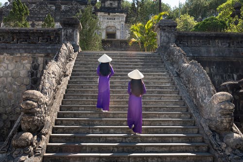 两个女人爬上楼梯 · 免费素材图片