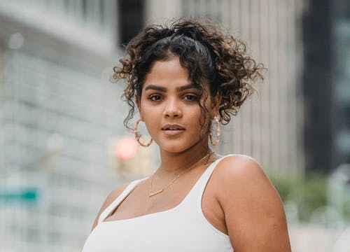 白色背心的女人 · 免费素材图片