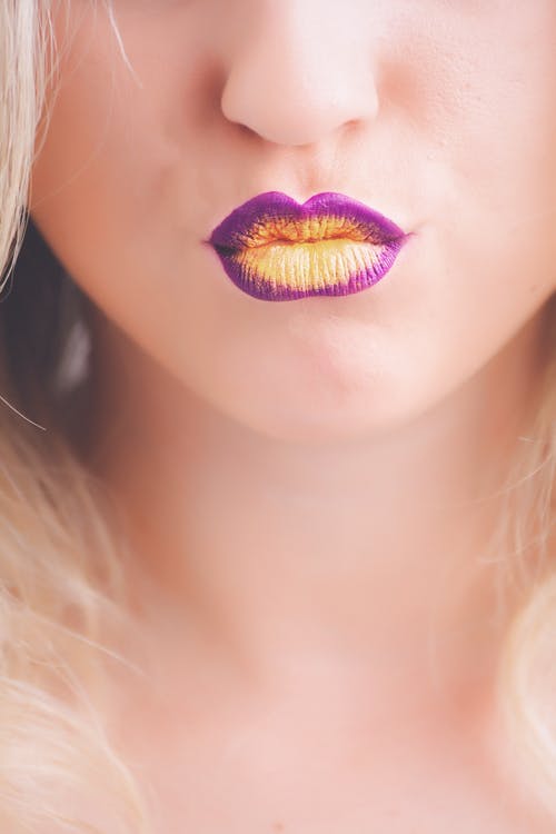 女人穿着紫色和黄色的唇膏 · 免费素材图片