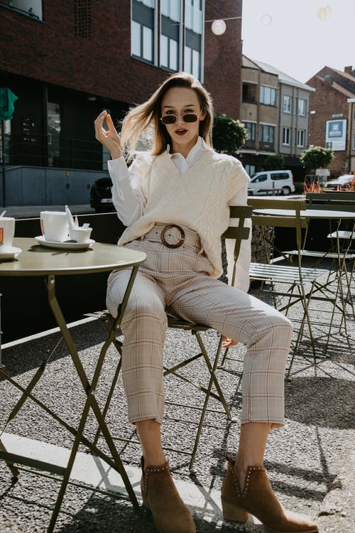 有关坐, 垂直拍摄, 女人的免费素材图片