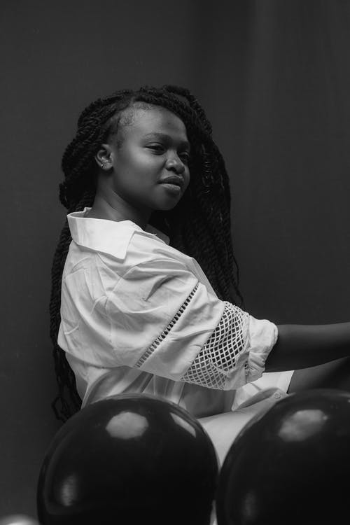 有关坐, 垂直拍摄, 摆姿势的免费素材图片