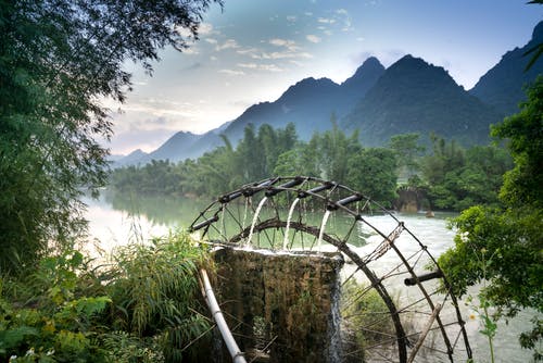 水体附近山脉的风景照片 · 免费素材图片