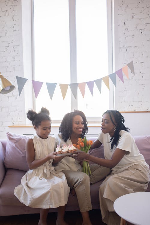 有关三角旗, 发髻, 在家的免费素材图片