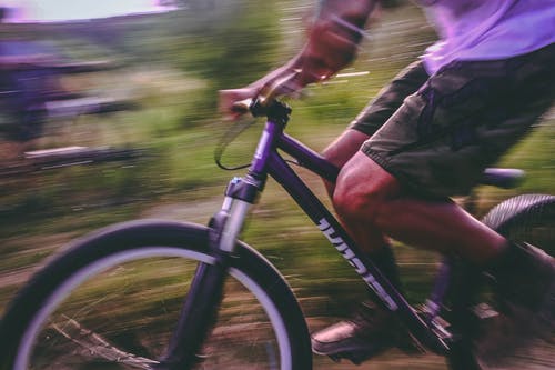 男子骑自行车的延时照片 · 免费素材图片