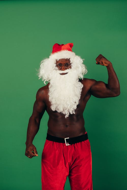 圣诞老人服装的肌肉男 · 免费素材图片